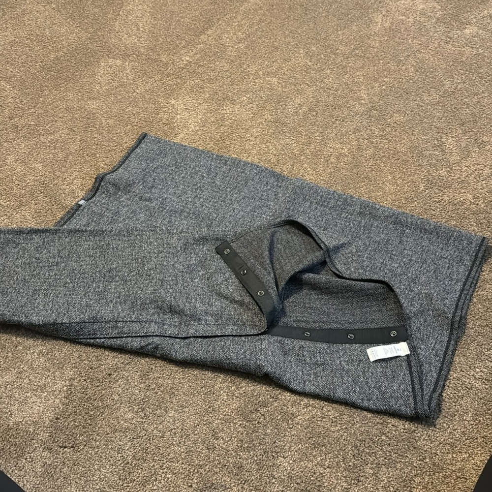 Lululemon heathered gray black vinyasa scarf EUC